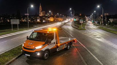 Camion de dépannage Renard Auto Services intervenant de nuit à Strasbourg pour un remorquage et une assistance automobile rapide